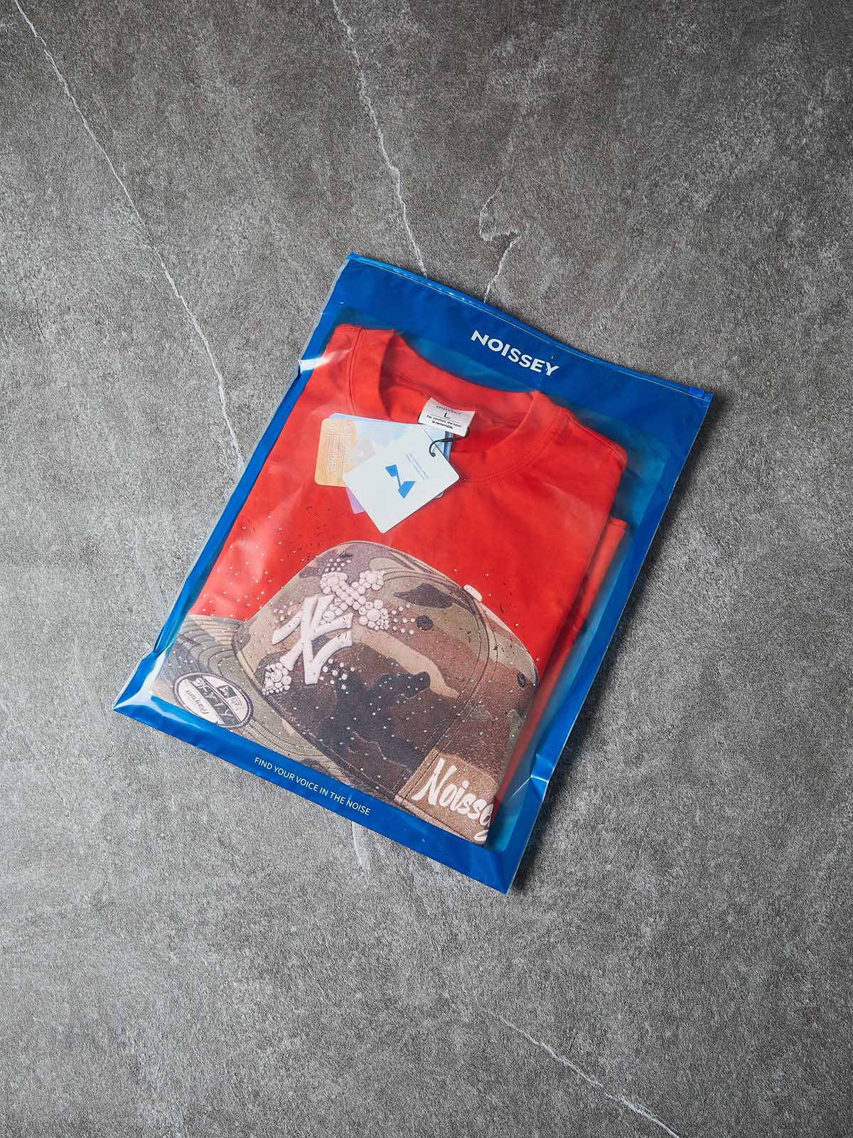 NOISSEY NOT THAT RICH YET - CAMO HAT MONEY STACK BOXY TEE