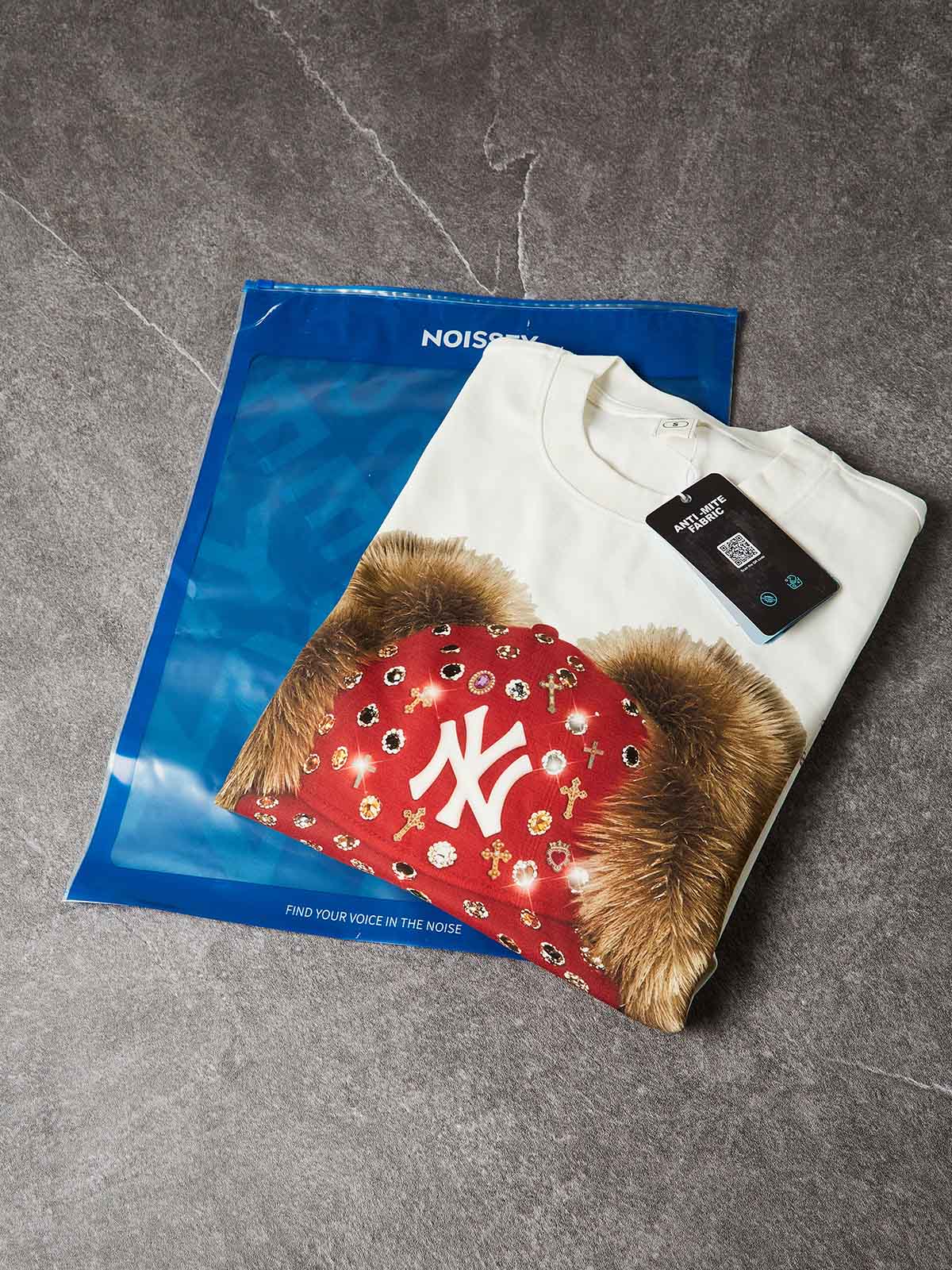 NOISSEY ICED OUT RED CAP FIGURE GRAPHIC LONG SLEEVE STREETWEAR SHIRT