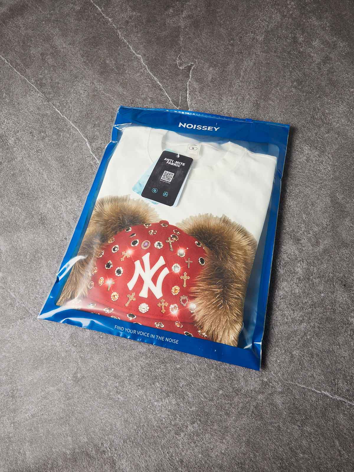 NOISSEY ICED OUT RED CAP FIGURE GRAPHIC LONG SLEEVE STREETWEAR SHIRT