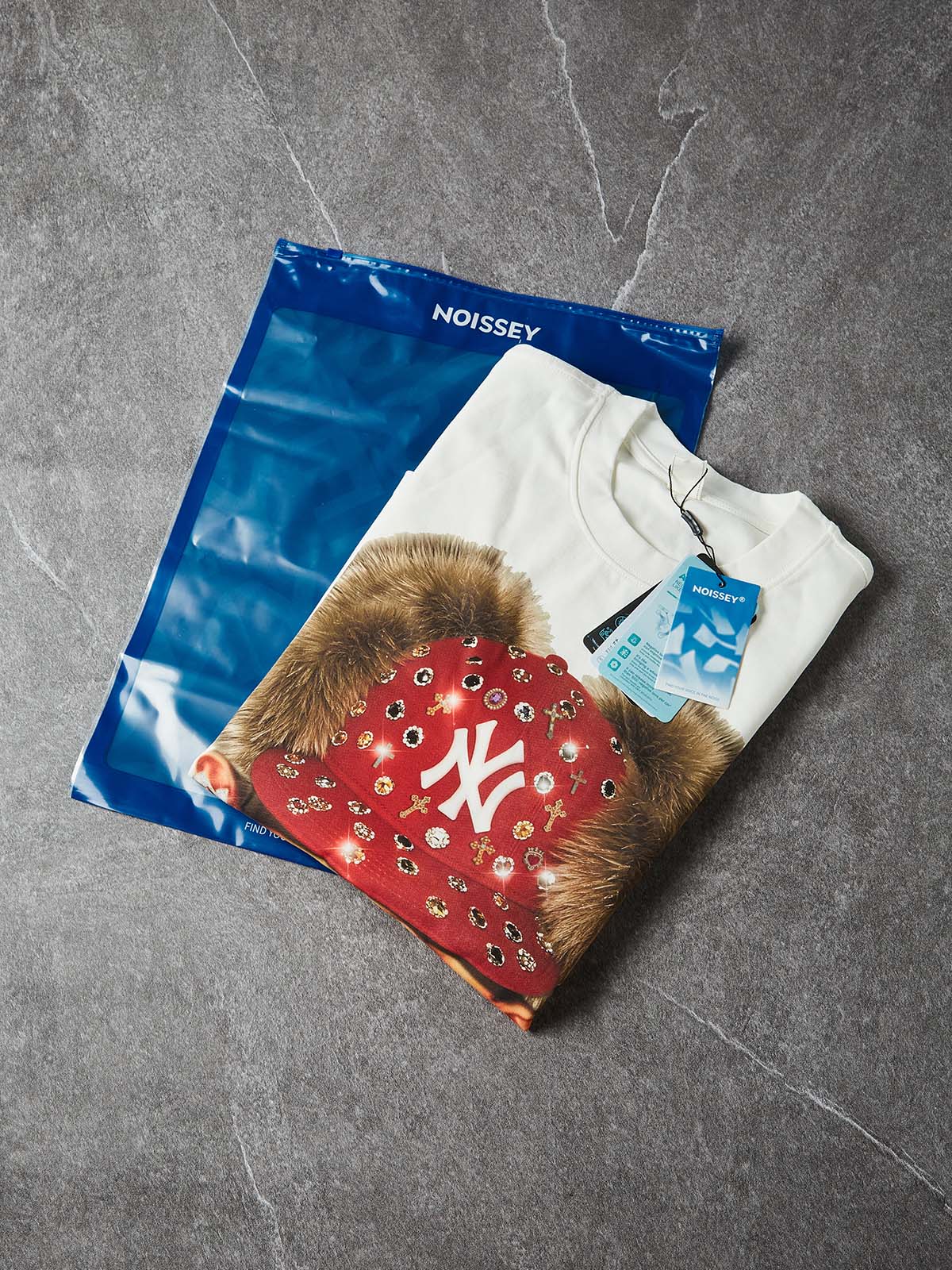 NOISSEY ICED OUT RED CAP FIGURE GRAPHIC LONG SLEEVE STREETWEAR SHIRT