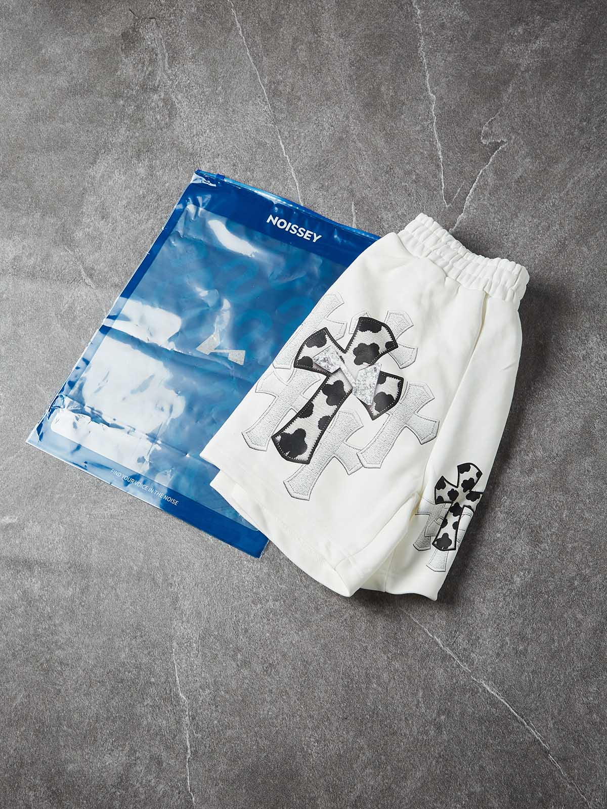 NOISSEY "COW CROSS" MONOCHROME APPLIQUÉ WIDE-LEG SHORTS