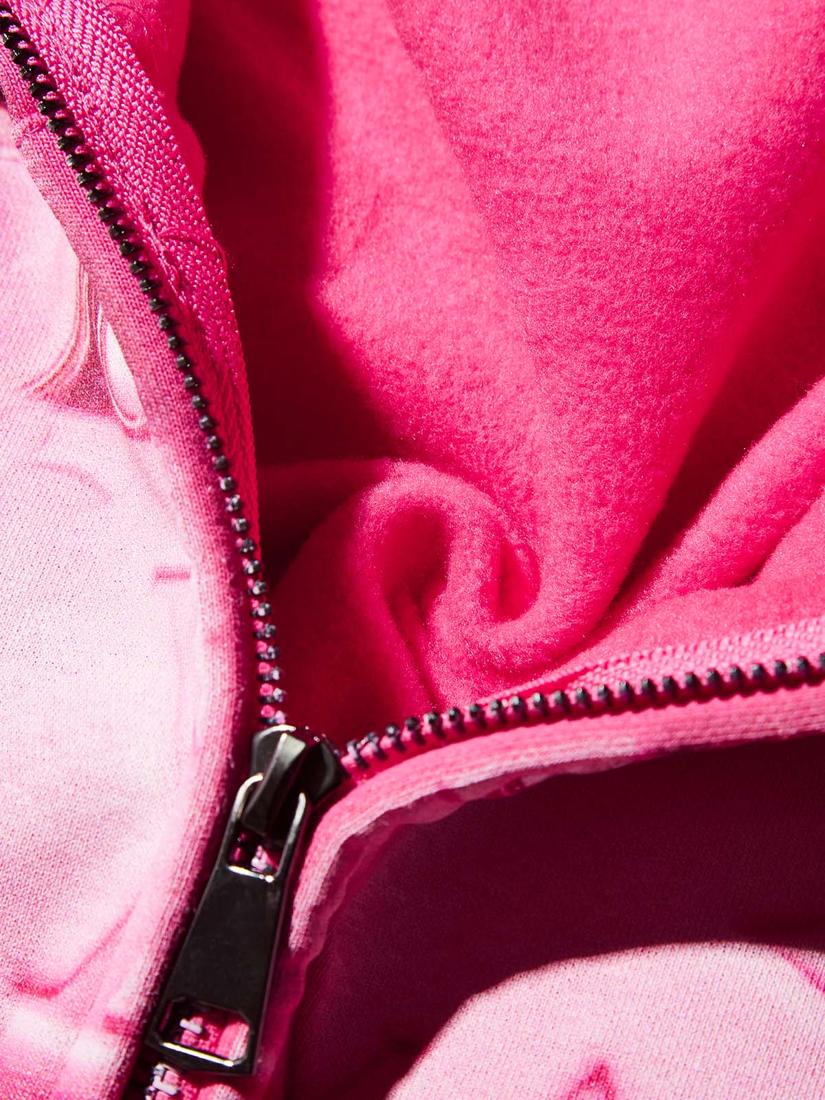 Detail of the thermal fleece lining and anti-static fabric of the pink hoodie