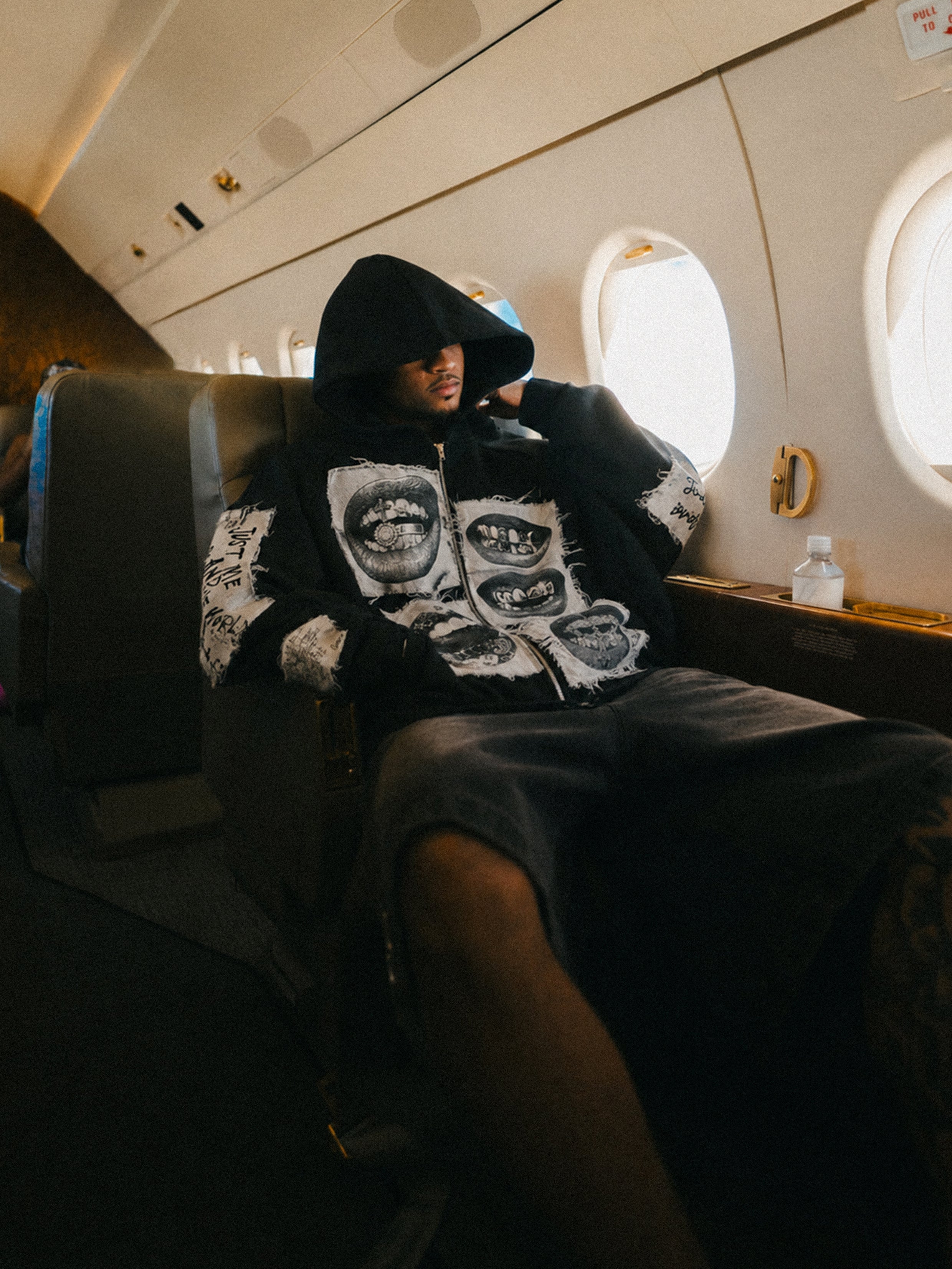 Sudadera NOISSEY con capucha y cremallera completa, con patchwork falso de grillz de diamantes en blanco y negro y bordes sin rematar - Negro clásico
