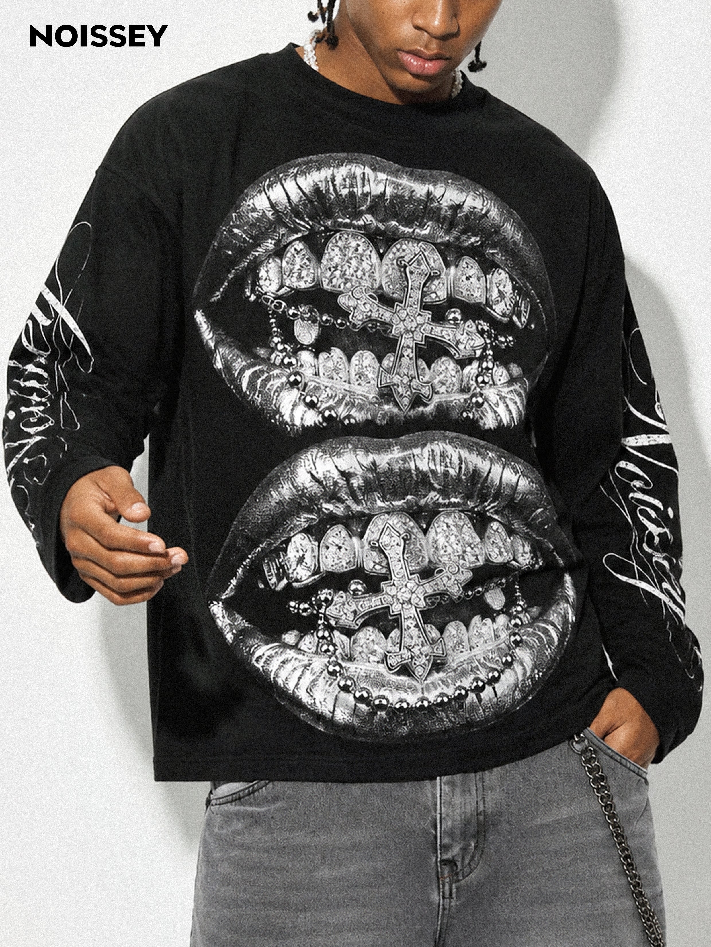 NOISSEY "Silver Metallic Lips" T-shirt a maniche lunghe con grafica di croce cromata e grillz diamantati