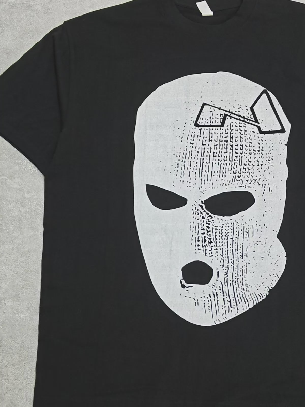 T-shirt imprimé noir et blanc avec masque tricoté