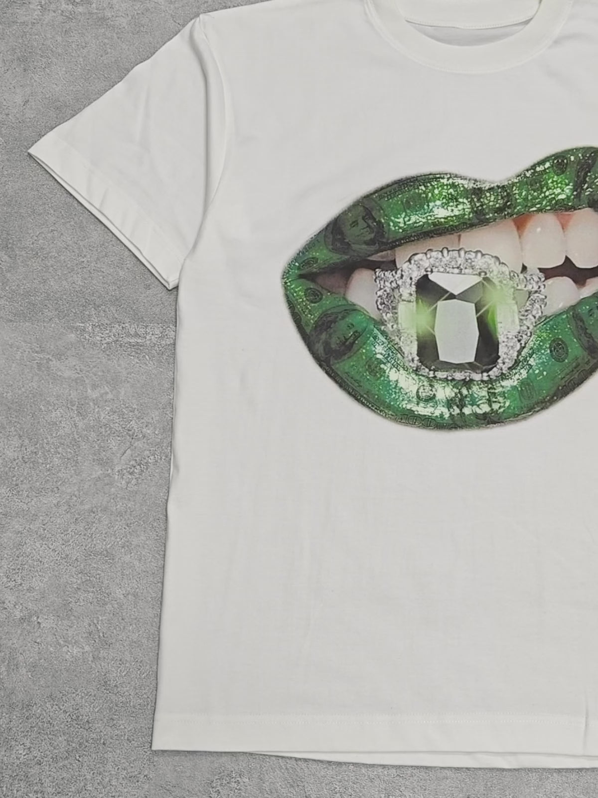 T-shirt accrocheur avec imprimé argent et lèvres en diamant vert