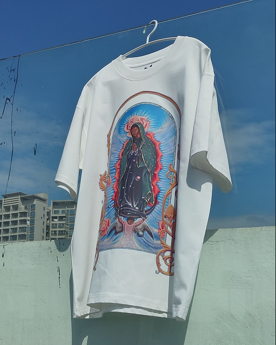 障害物と危険©グアダルーペの聖母ウェーブ ホワイト T シャツ