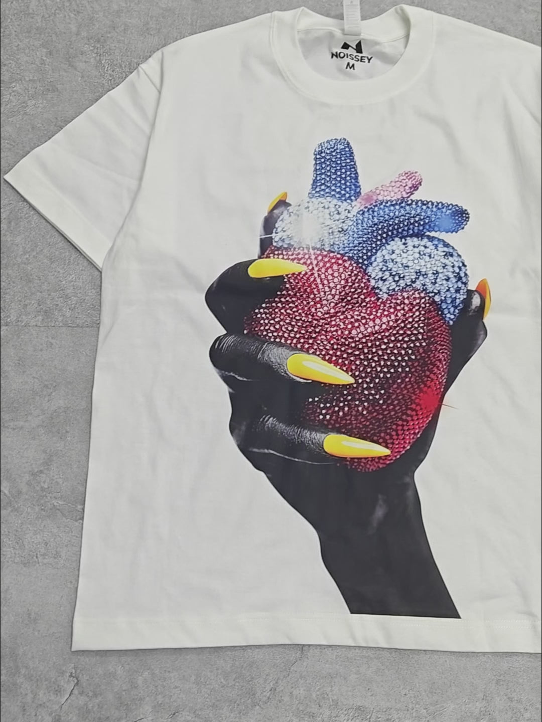 Handheld colorful rhinestone art heart print T-shirt