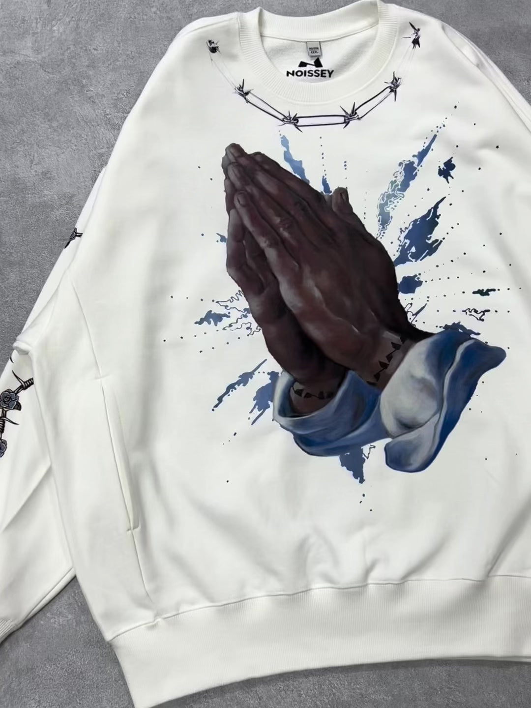 UNKNOWN ALLURE© Sweatshirt mit Thorn-Print „Praying Hands“.