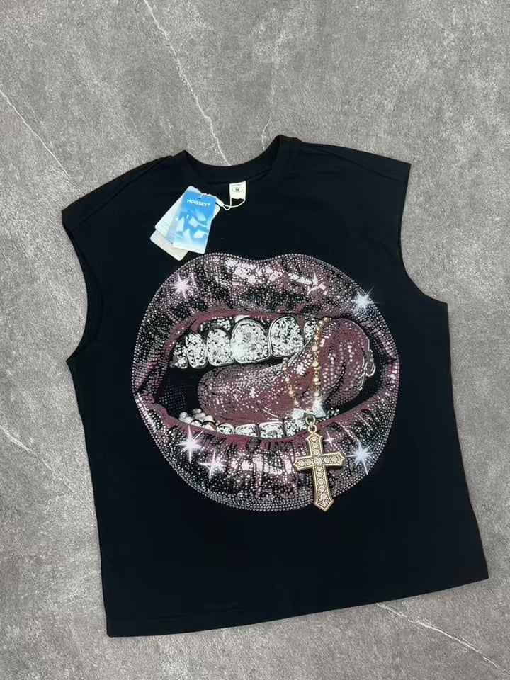 Camiseta de tirantes NOISSEY ligeramente extragrande con gráfico de labios y cruz de pedrería - Negro ónix