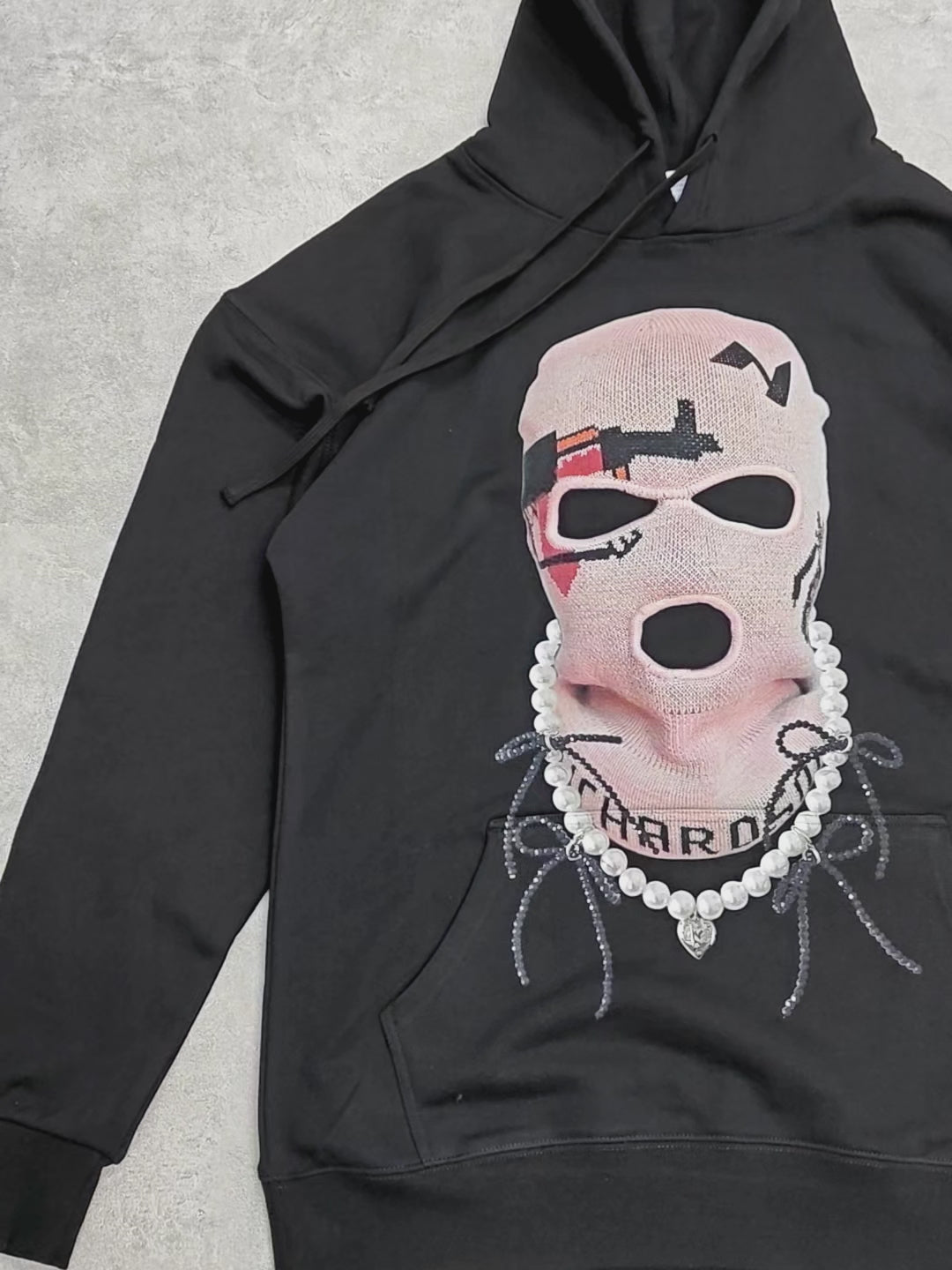 Sweat-shirt à capuche noir avec imprimé masque et nœud papillon en perles