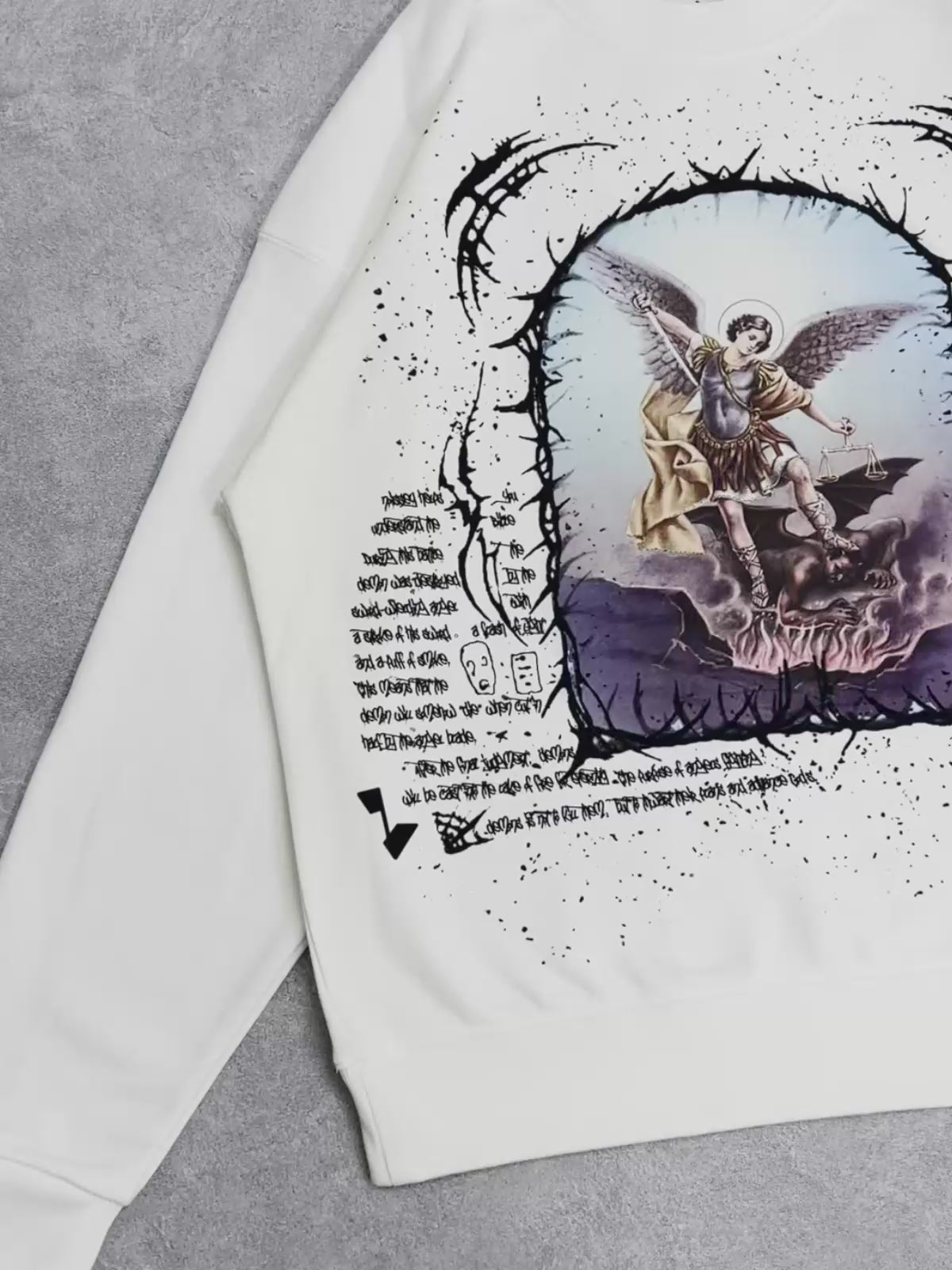 OBSTACLES &amp; DANGERS© Angels Battle Demons Sweatshirt mit Rundhalsausschnitt