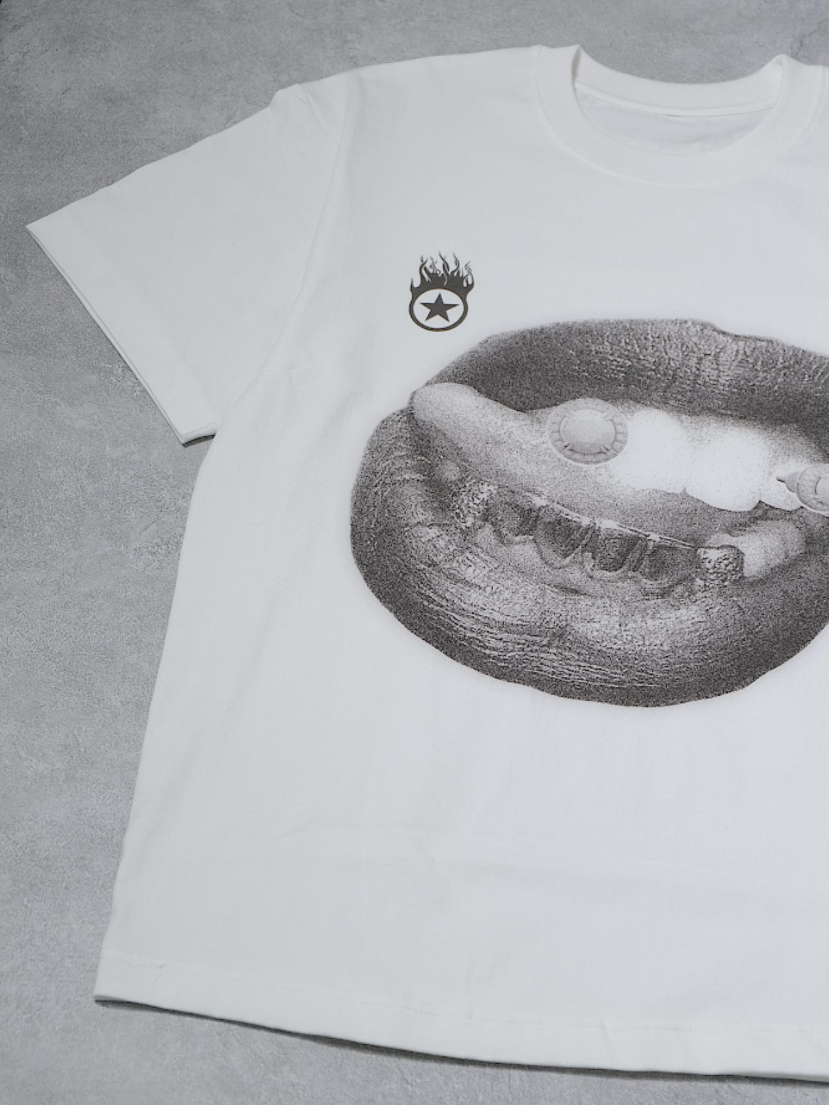 BOUNCE BACK© Sexy lips and teeth retro black and white printed T-shirt