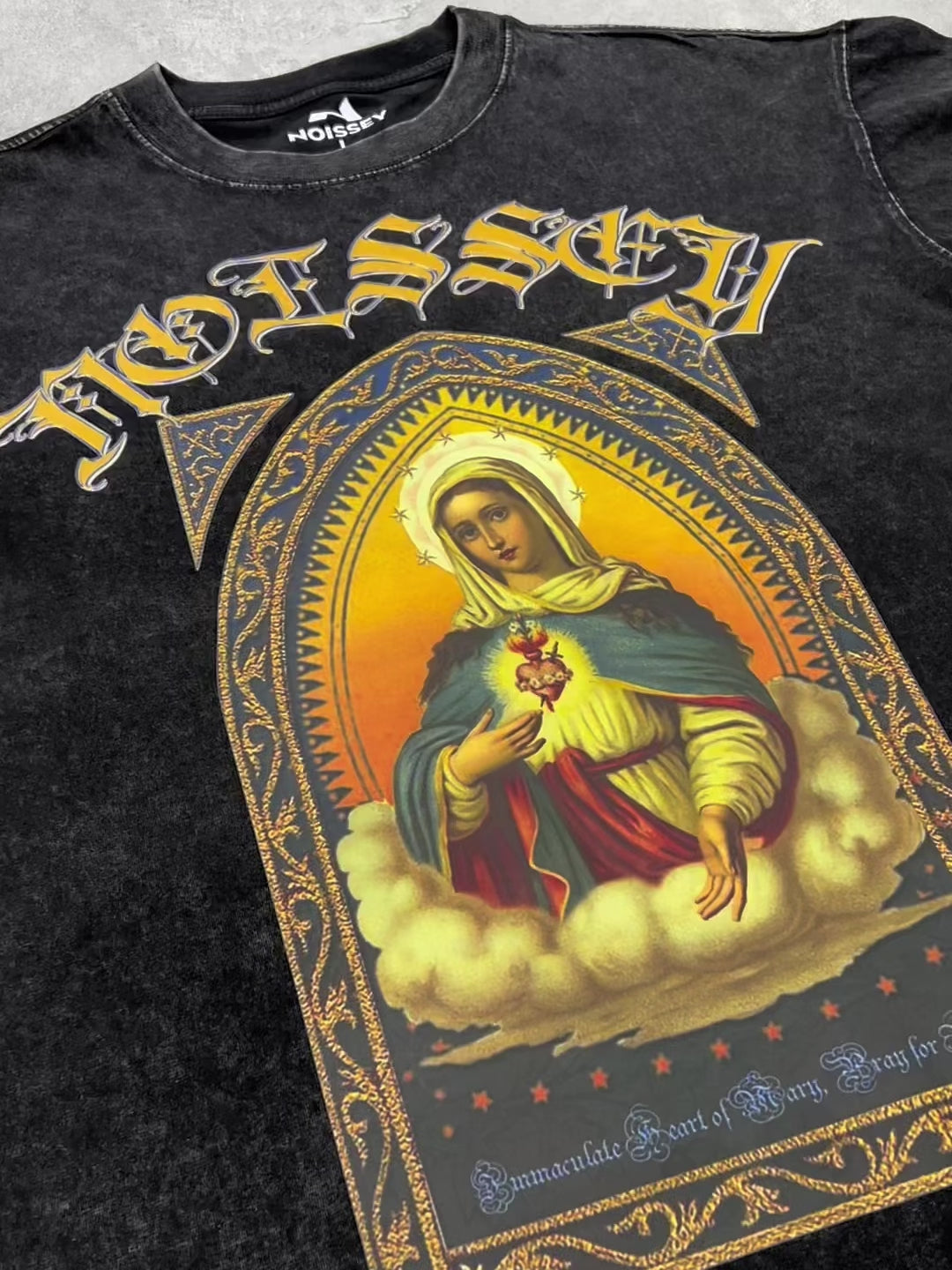 OBSTACLES &amp; DANGERS© T-Shirt mit Aufdruck „Jungfrau Maria“.