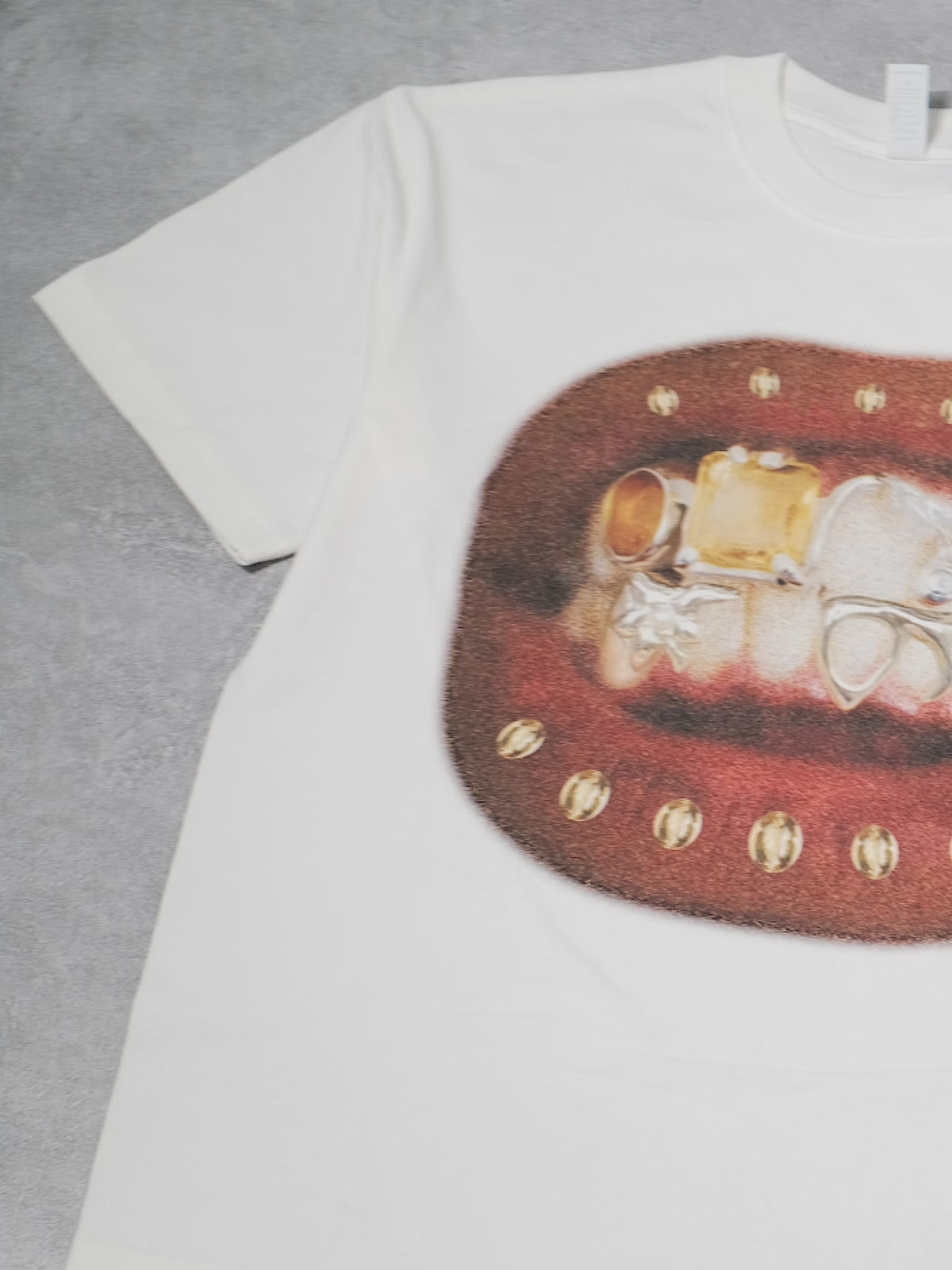 T-shirt imprimé rétro avec grilles pour les lèvres BOUNCE BACK©