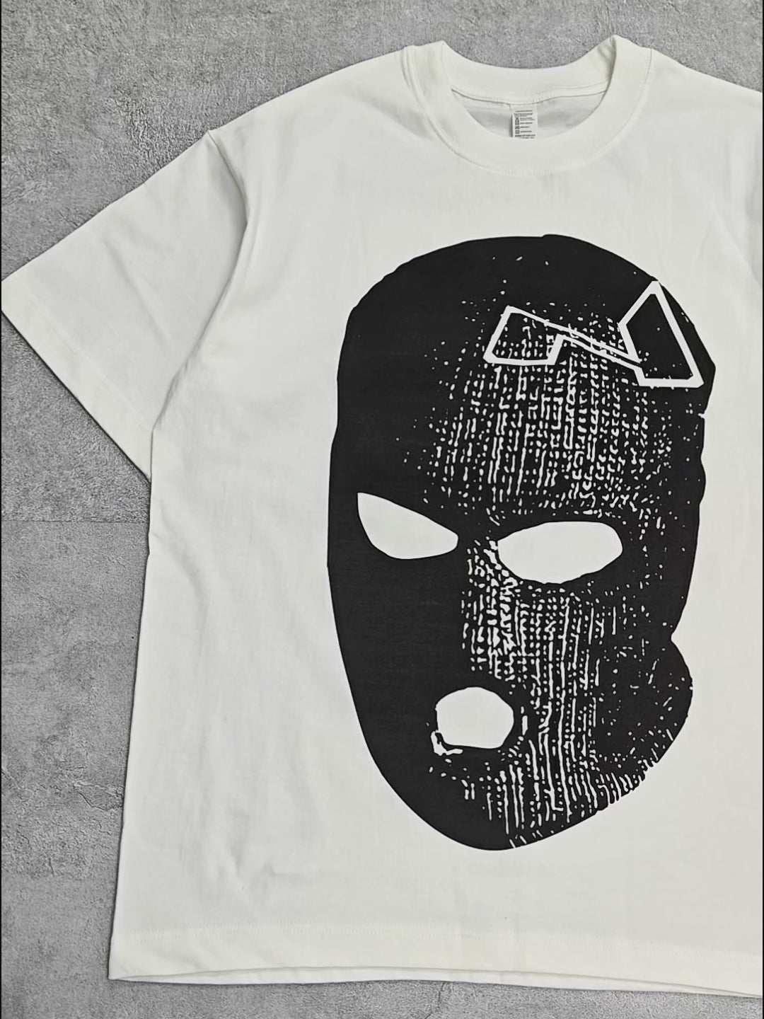 T-shirt imprimé noir et blanc avec masque tricoté