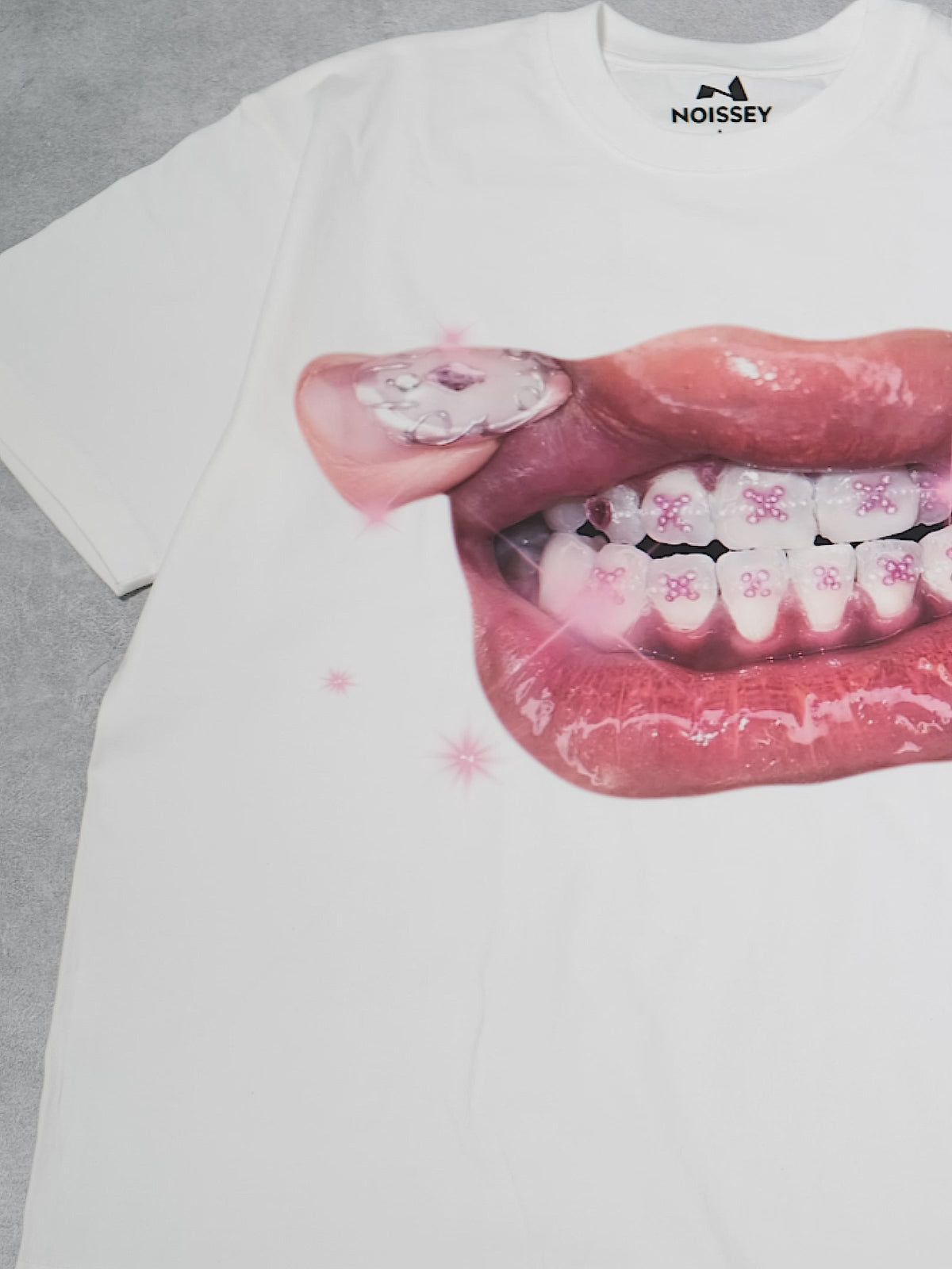 T-shirt imprimé grilles en diamant rose