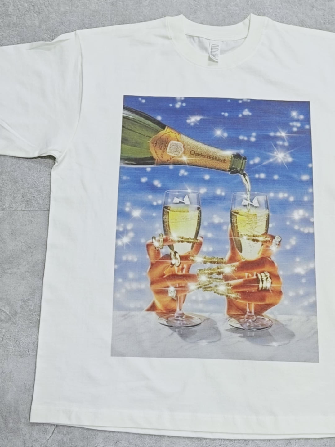 Enjoy the sun and enjoy a champagne print T-shirt