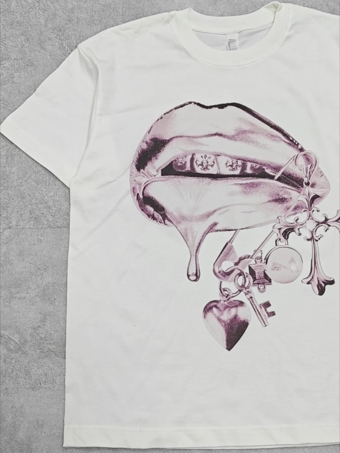 Luminescent Keychain Lip Print T-Shirt