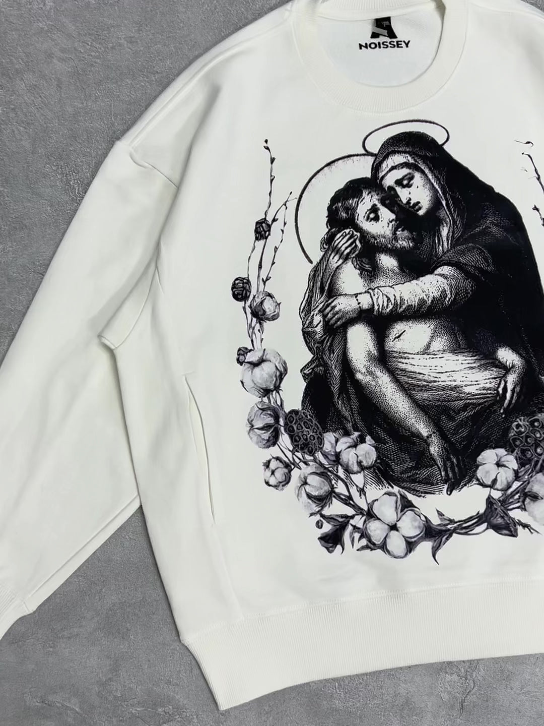 UNKNOWN ALLURE© Pietà Kunstdruck-Sweatshirt mit Rundhalsausschnitt