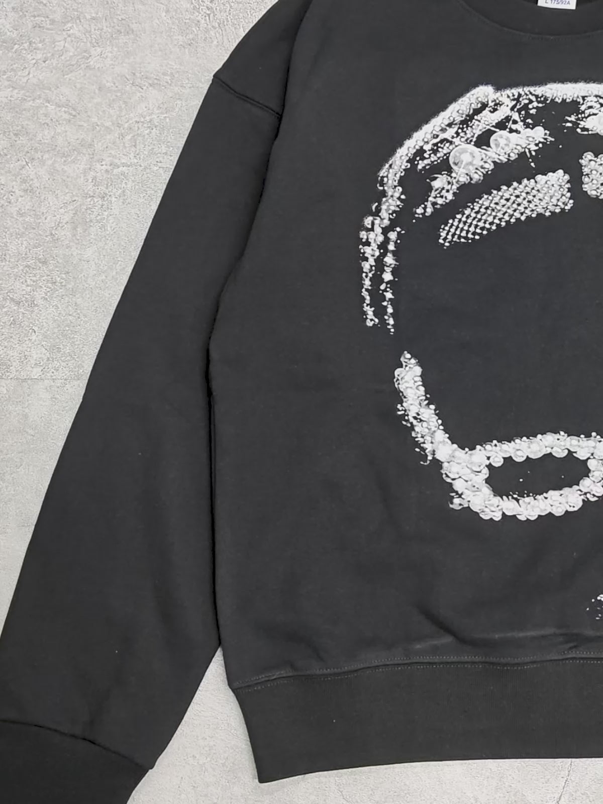 Sweat-shirt ras du cou à imprimé graphique noir et blanc A$AP Rocky