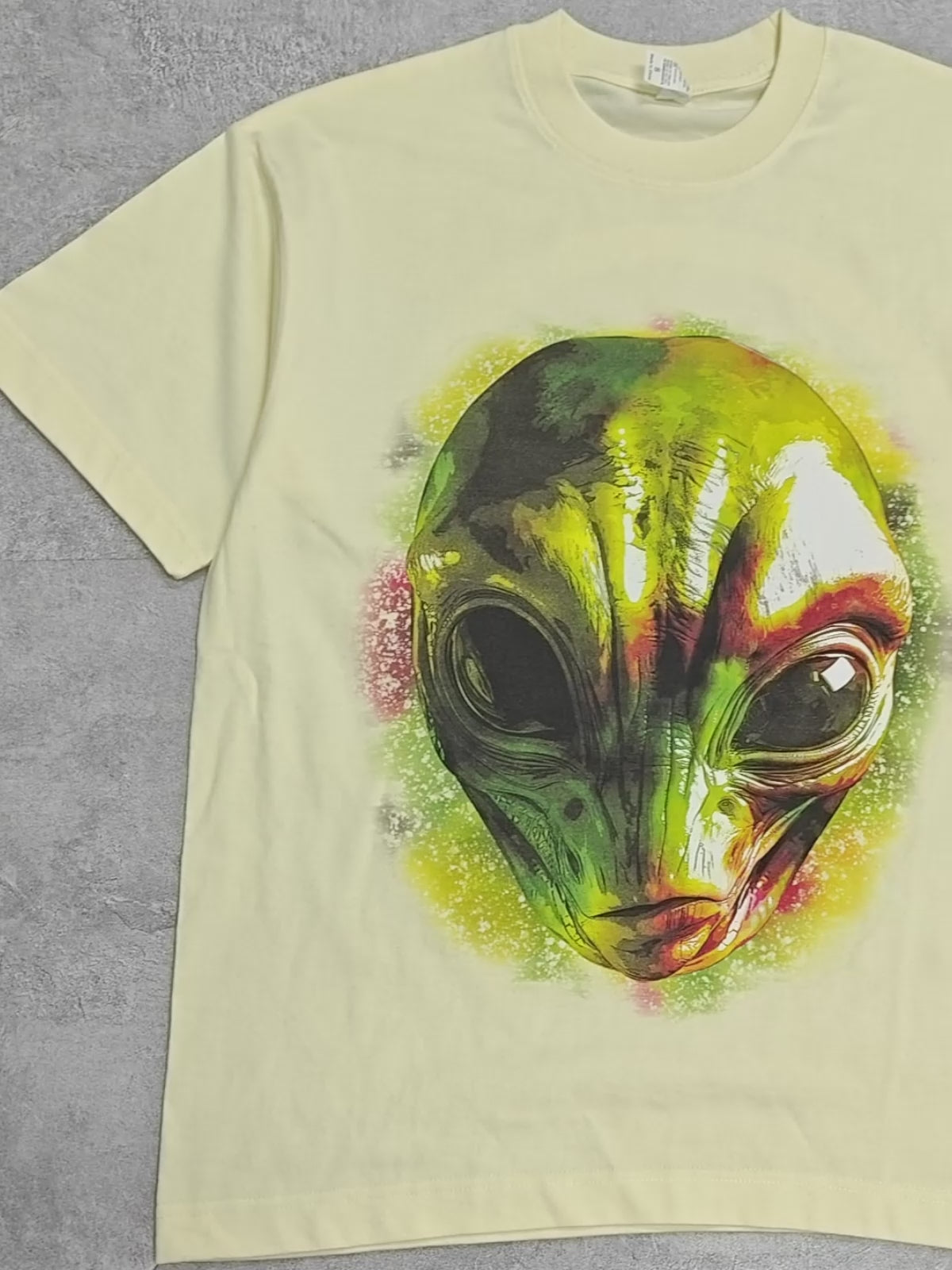 T-shirt imprimé extraterrestre vert mystérieux