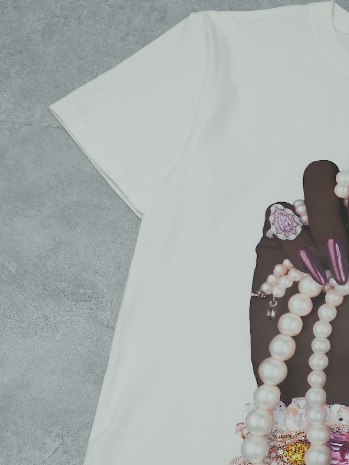 BOUNCE BACK© Exquisite Hand Pearl Necklace Print T-shirt