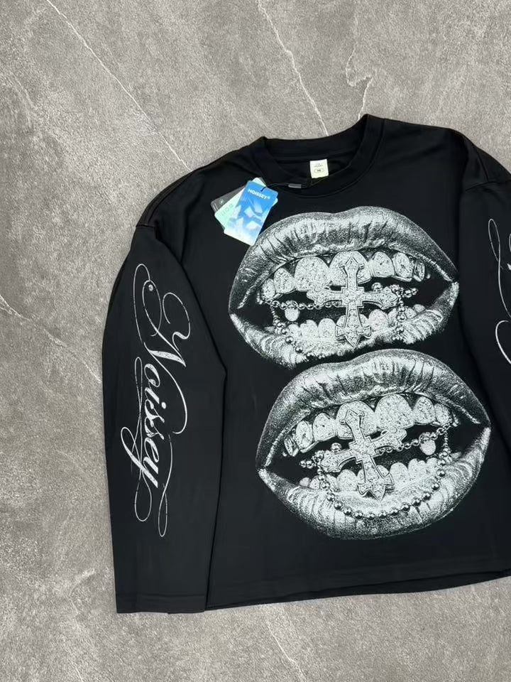 NOISSEY "Silver Metallic Lips" T-shirt a maniche lunghe con grafica di croce cromata e grillz diamantati