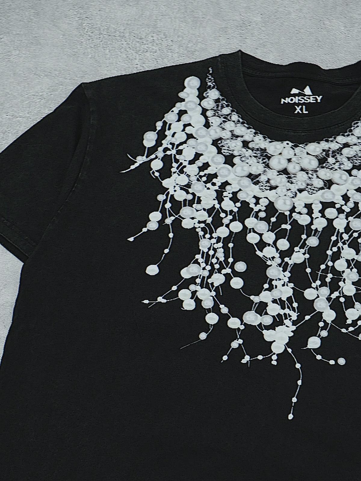 T-shirt imprimé délavé avec superbe collier de perles