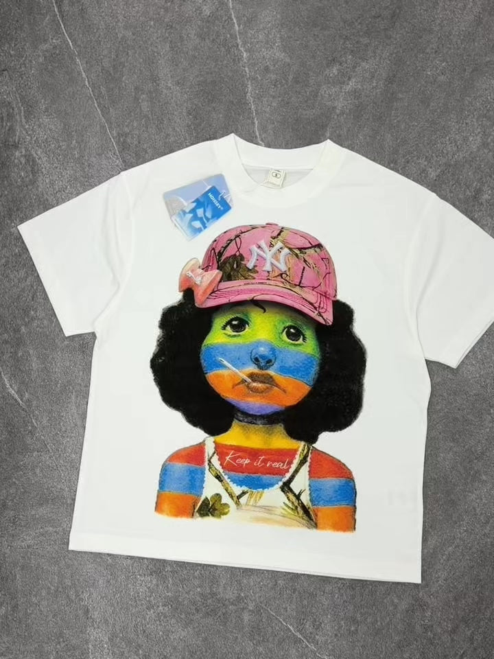 Camiseta con estampado artístico de una chica a rayas con sombrero