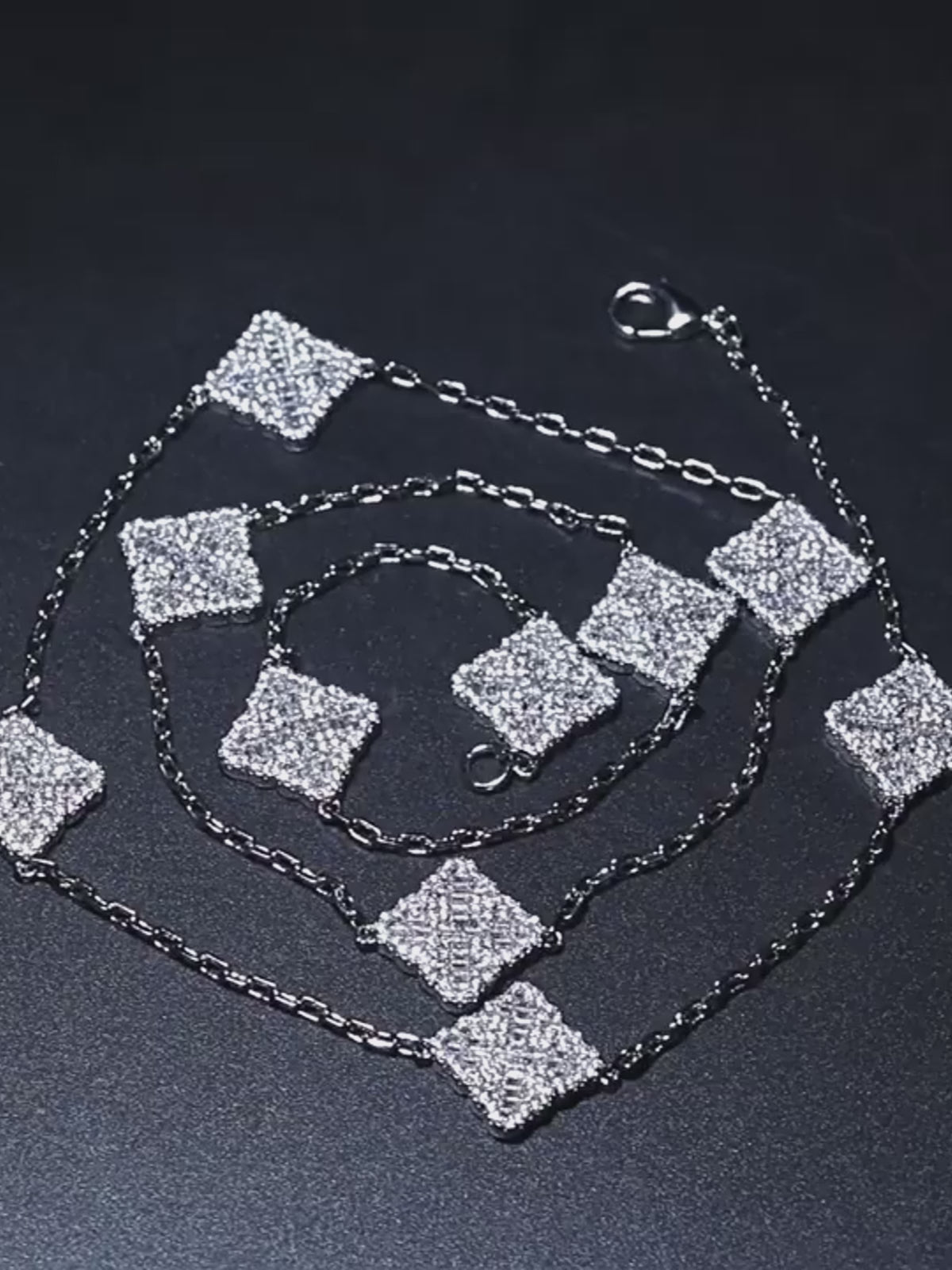 Collier pendentif de luxe en diamant avec trèfle à quatre feuilles