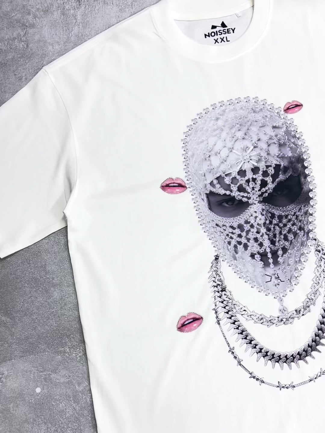 BOUNCE BACK© Rhinestone mask necklace print T-shirt