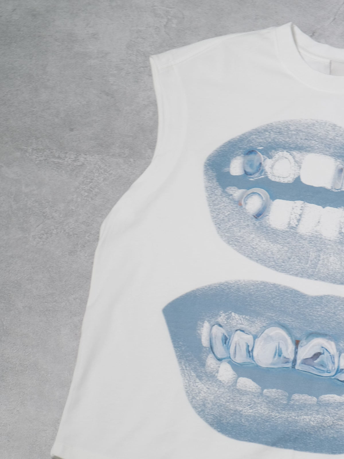 BOUNCE BACK© Retro Blue Lips Grills Print Round Neck Vest