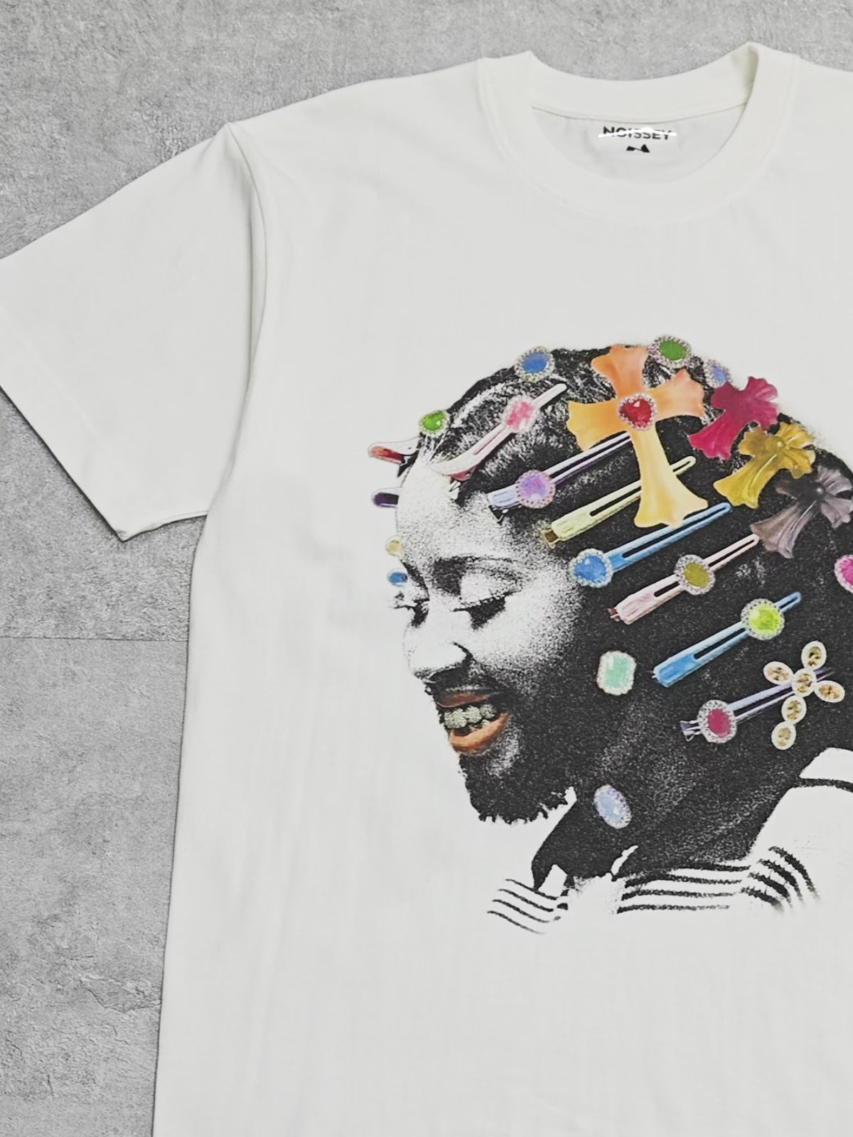 T-shirt imprimé coloré avec icône de la croix Persona