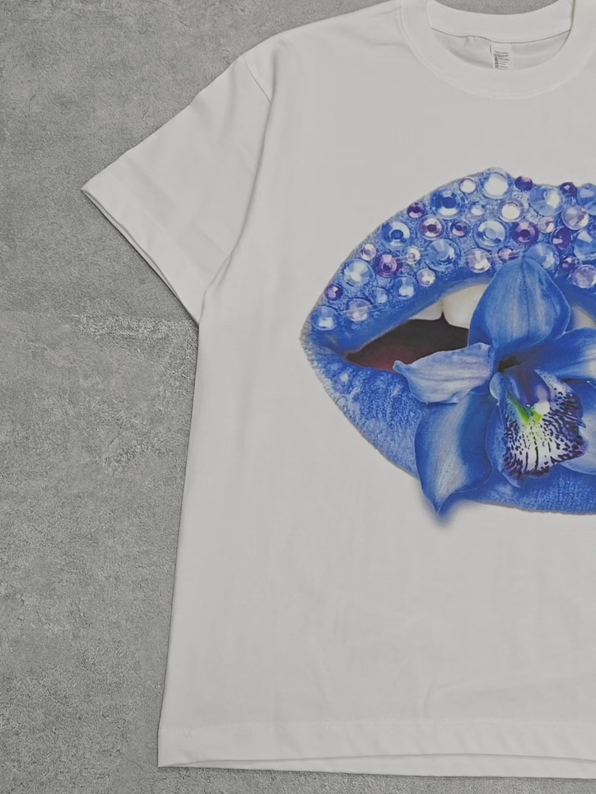 Blue diamond lips flower white print T-shirt