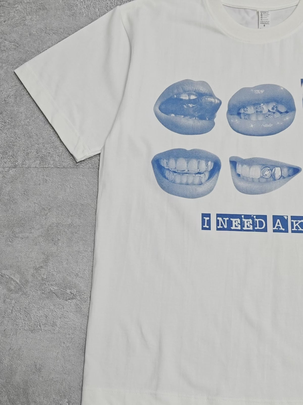 T-shirt imprimé "J'AI BESOIN D'UN BAISER" avec lèvres bleues